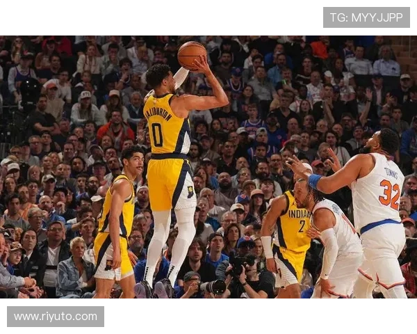 哈利伯顿无球跑动牵制防线，组织效率领跑后卫群